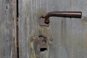 > Como abrir uma porta com uma fechadura danificada